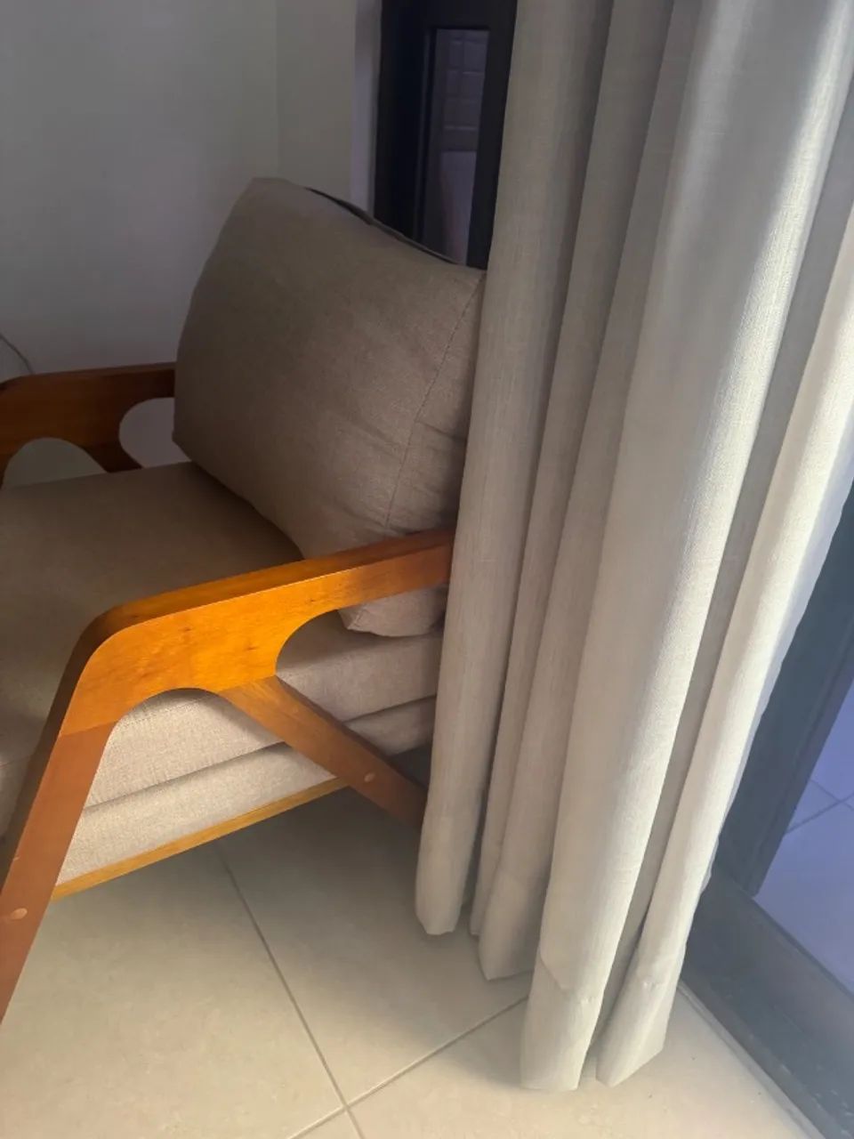 Kit 2 Poltronas Decorativa Mona Luxo Linho Bege Claro e Base Madeira Maciça Linho Bege   - Foto 2