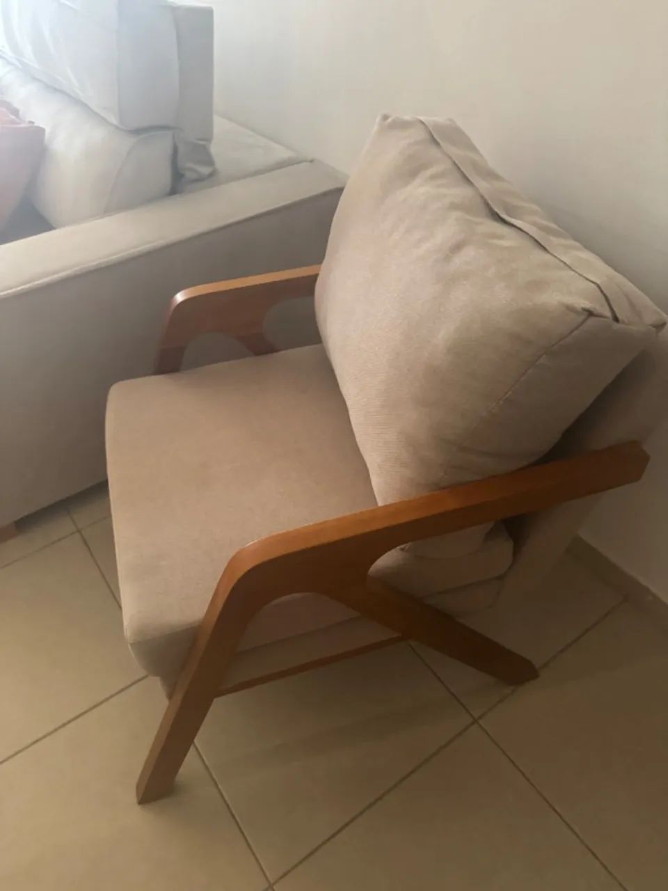 Kit 2 Poltronas Decorativa Mona Luxo Linho Bege Claro e Base Madeira Maciça Linho Bege   - Foto 3