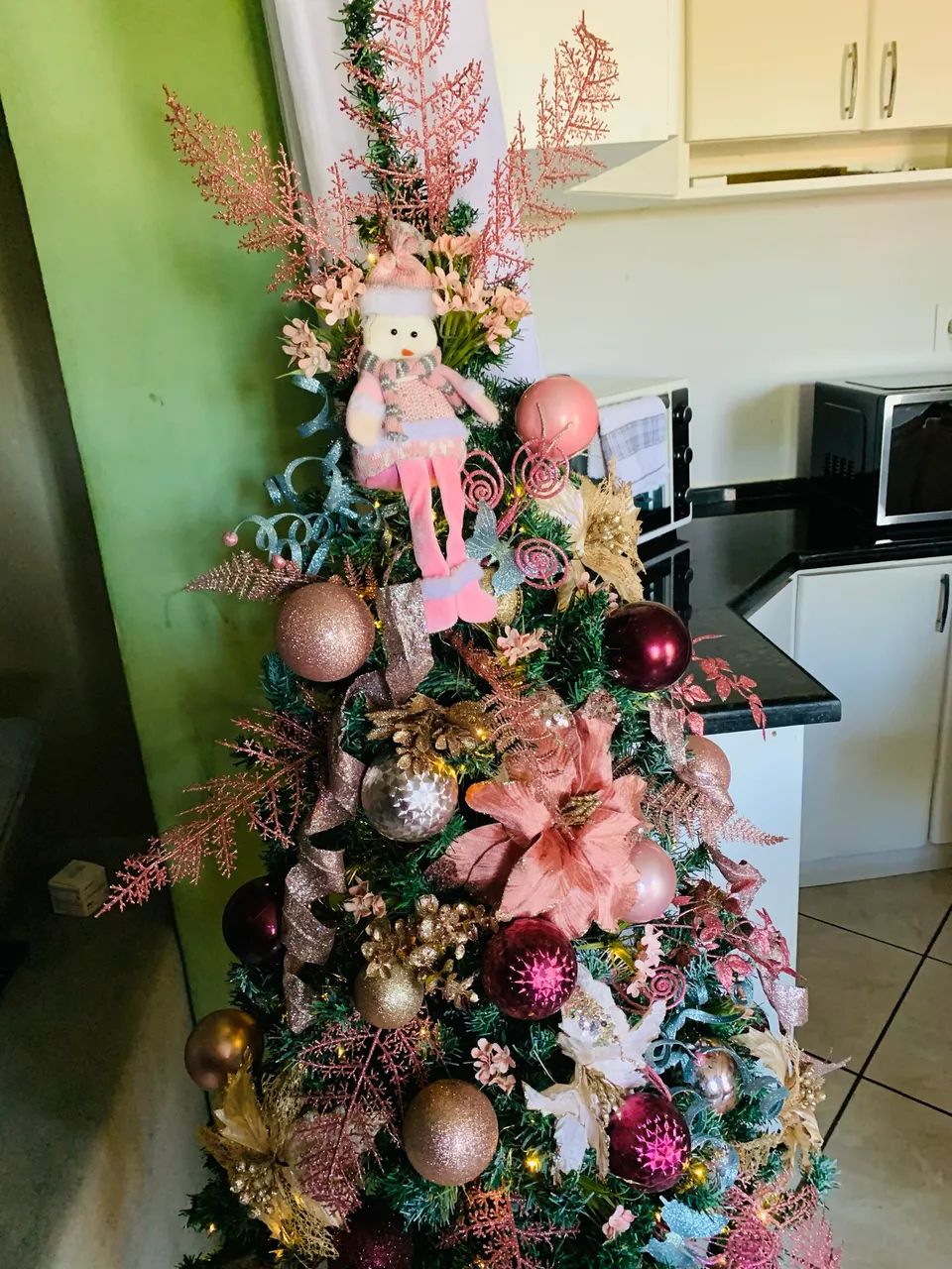 Árvore de Natal com pisca pisca e enfeites  - Foto 3