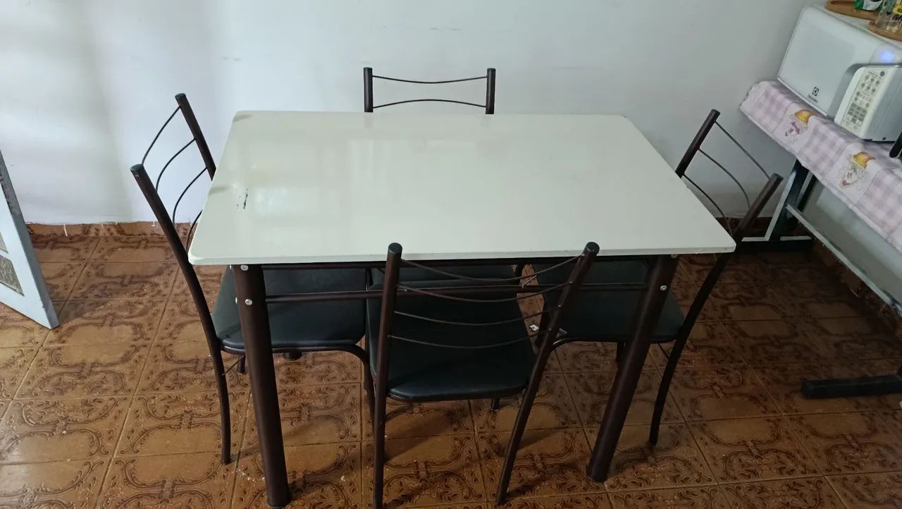 Mesa com 4 cadeiras  - Foto 2