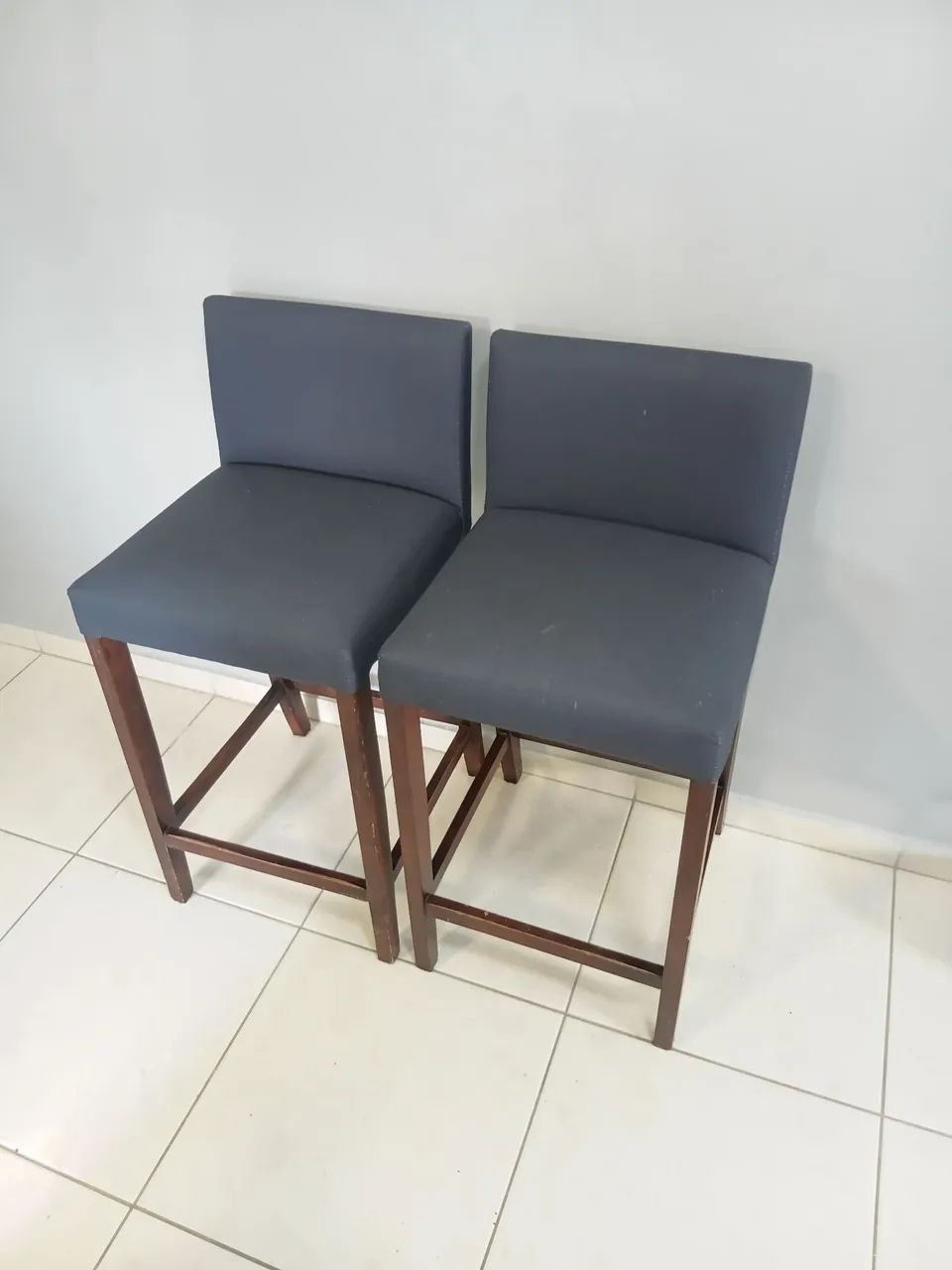 Vendo duas banquetes altas.