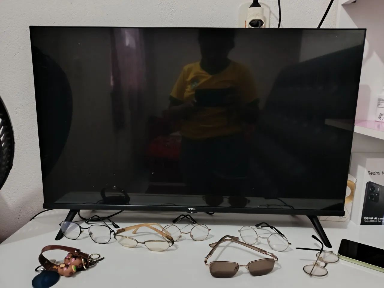 Smart TV TCL 40 Polegadas - Som Perfeito, Tela Escura (LED Queimado)