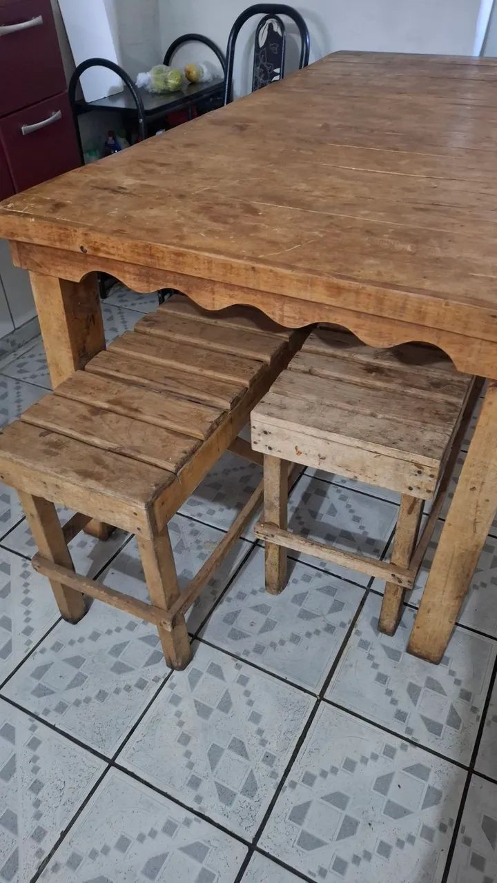 Mesa grande de madeira com 2 bancos - Foto 2