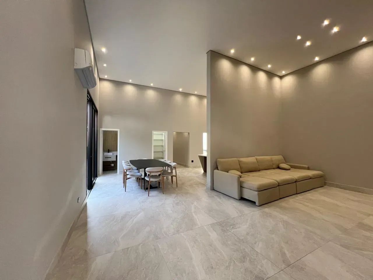 Casa térrea, moderna, mobiliada, com piscina e recém-construída à venda no centro de Guara - Foto 4