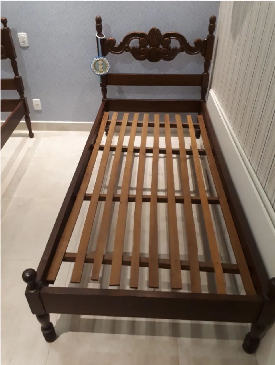 Cama de solteiro sucupira entalhada a mão