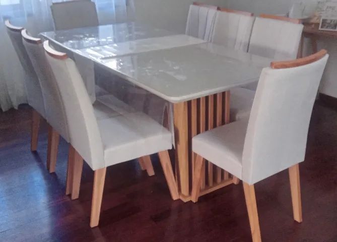 Mesa de jantar retangular com 8 cadeiras com uso de apenas 1 mês em perfeito estado