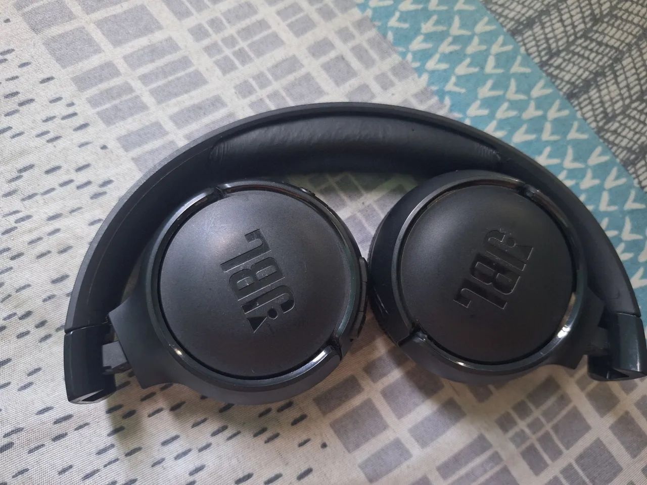 Fone Bluetooth JBL original so pegar e usar.