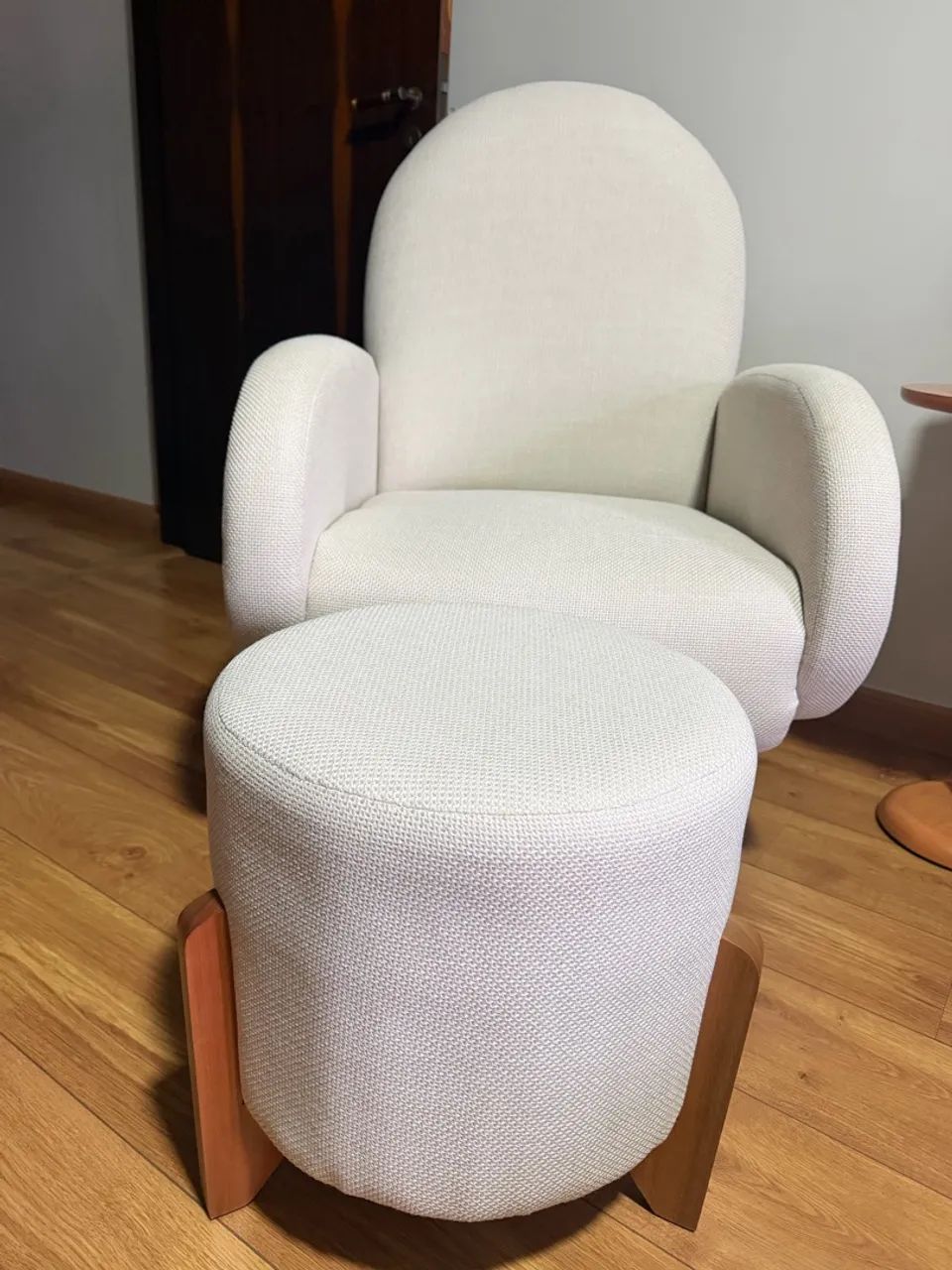 Poltrona cor creme com puf de apoio