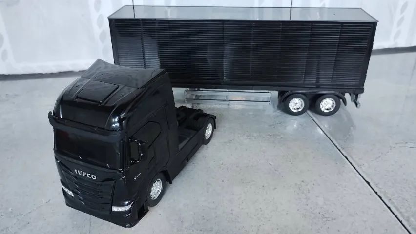  Caminhão Iveco preto - Foto 3