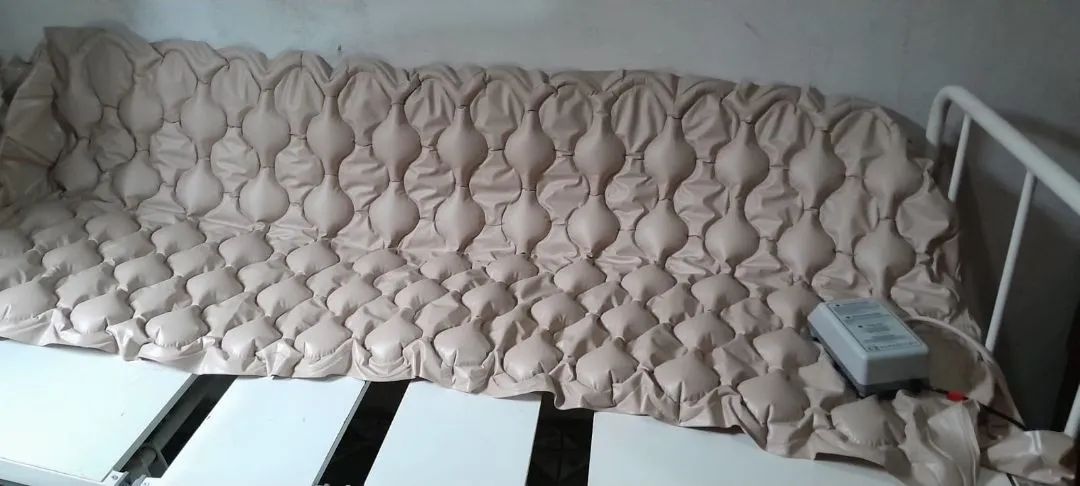 Um cama hospitalar com colchão de