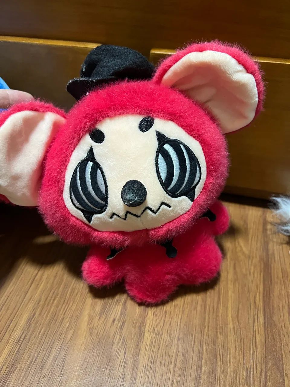 Bichinho de pelúcia vermelho