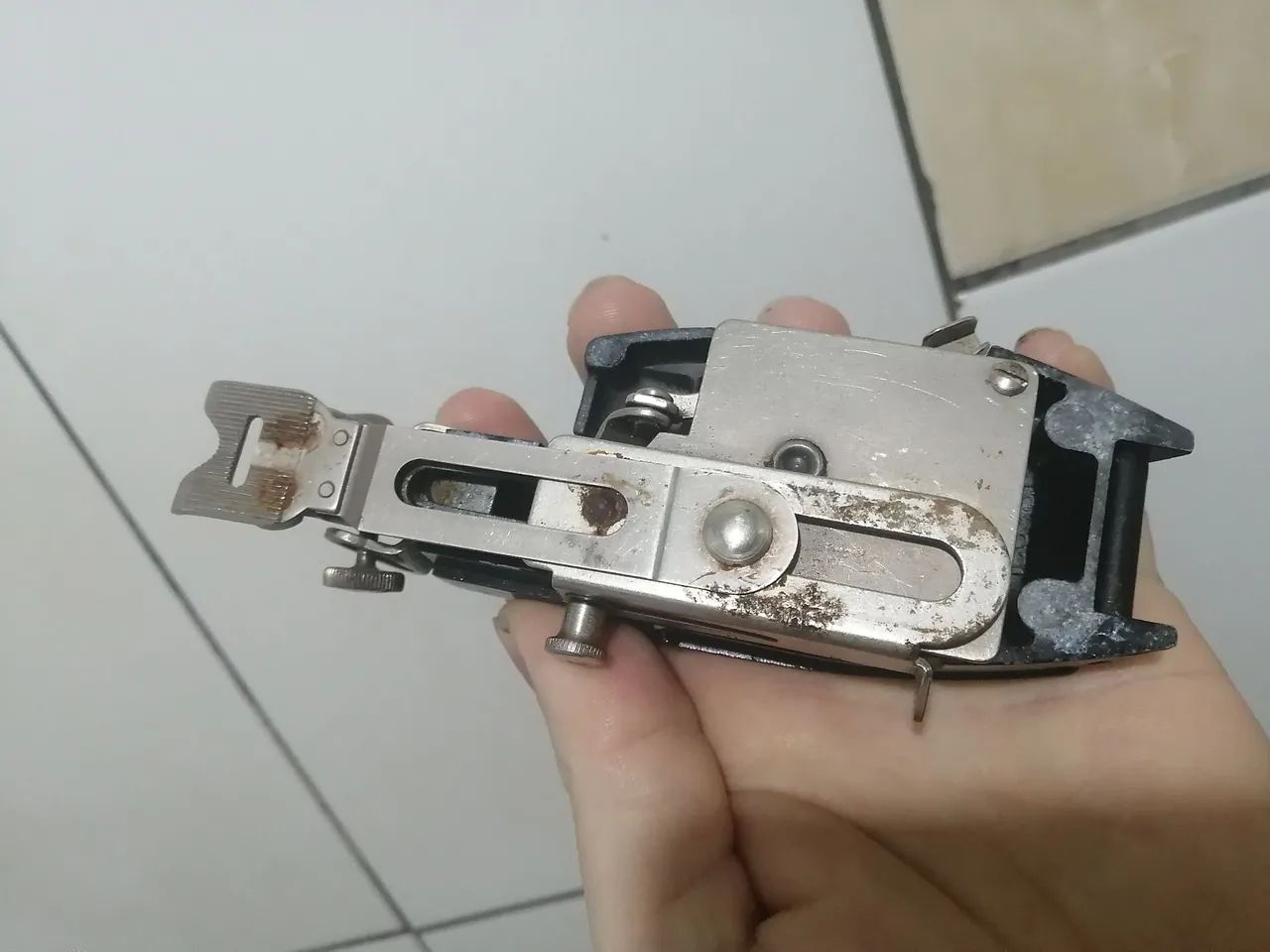 Item antigo de máquina de costura - Foto 3