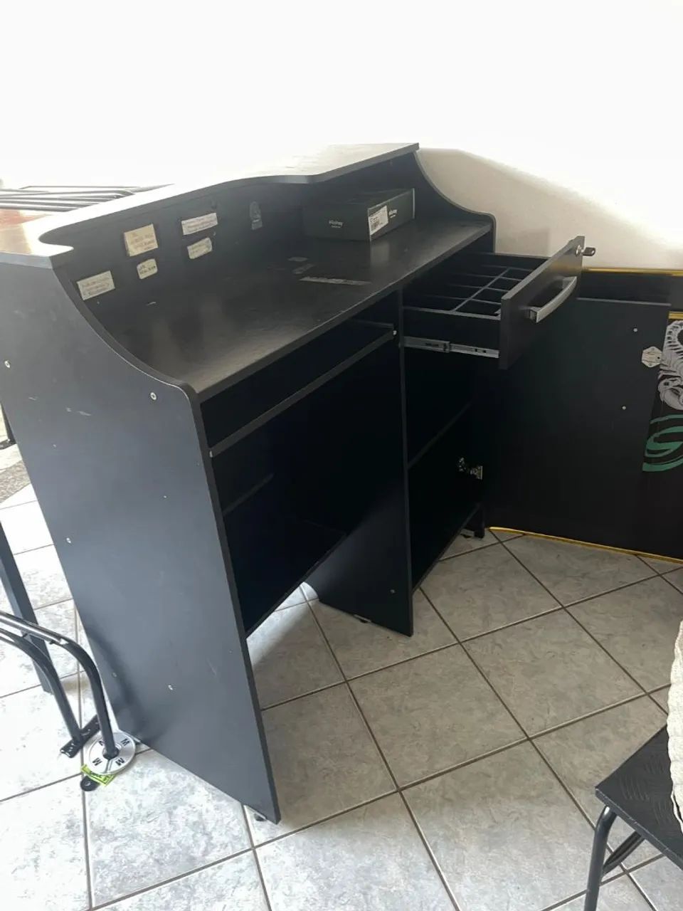 balcão de caixa com gaveta com chave