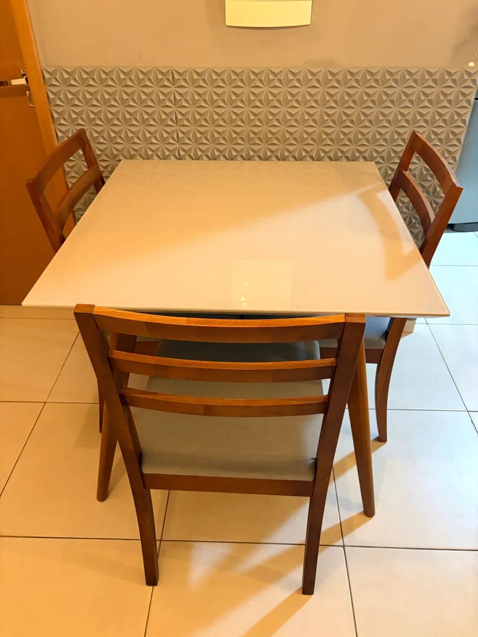 Mesa de jantar 90 x 90 cm e três cadeiras, modernas e elegantes. Sem avarias. - Foto 4