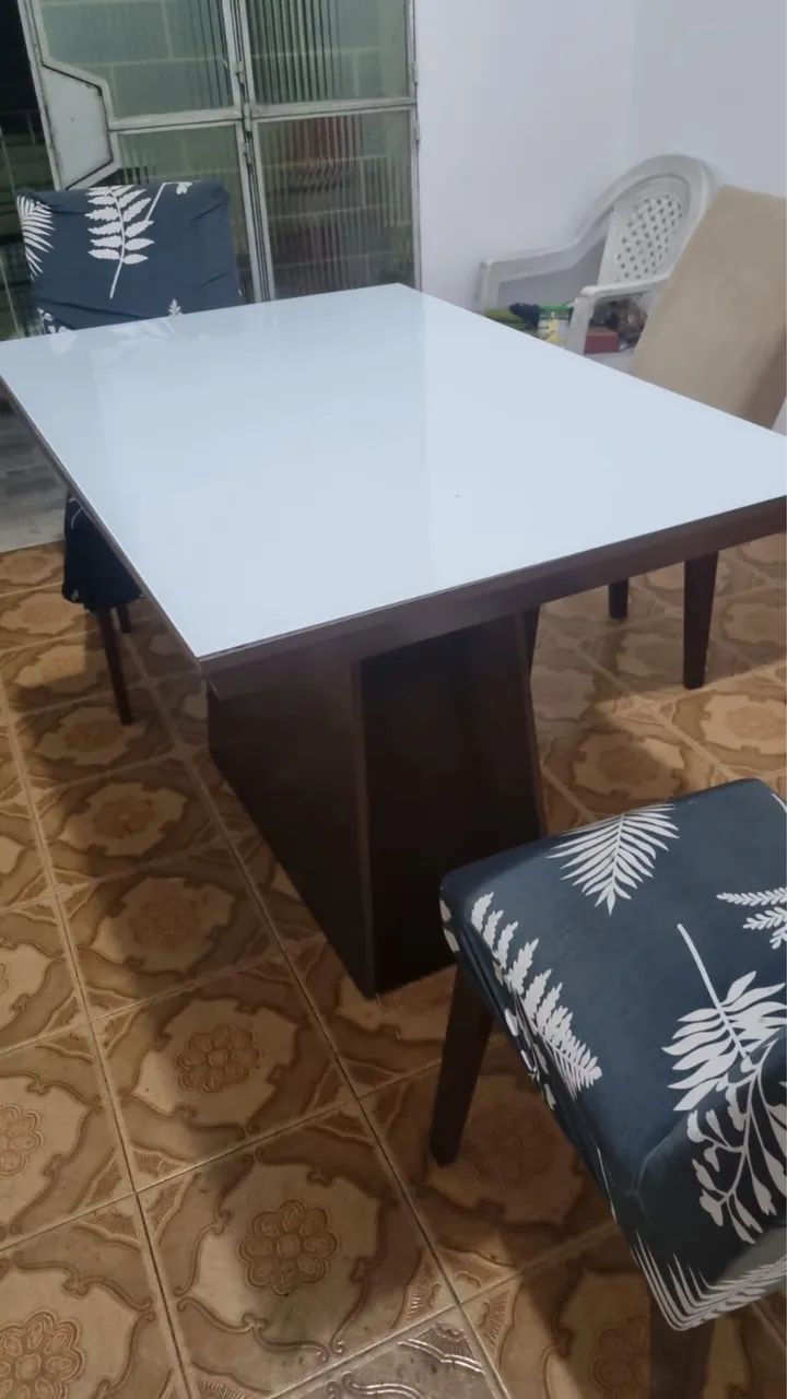 Mesa em MDF com tampo de vidro branco