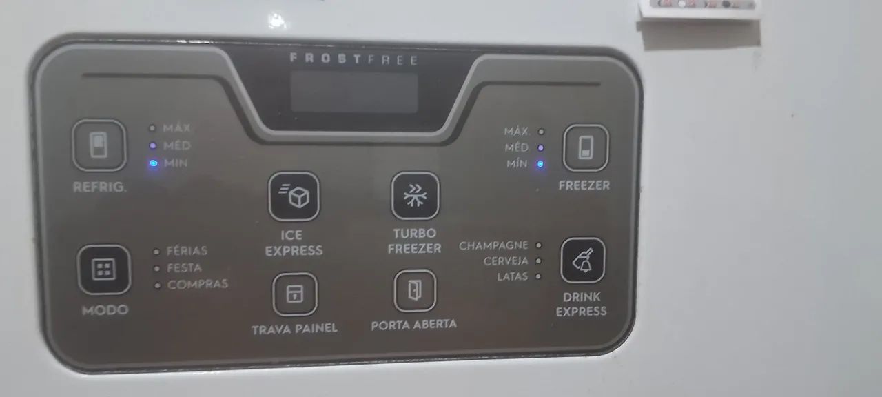 Geladeira eletrolux semi nova ,com poucas marca de uso. 