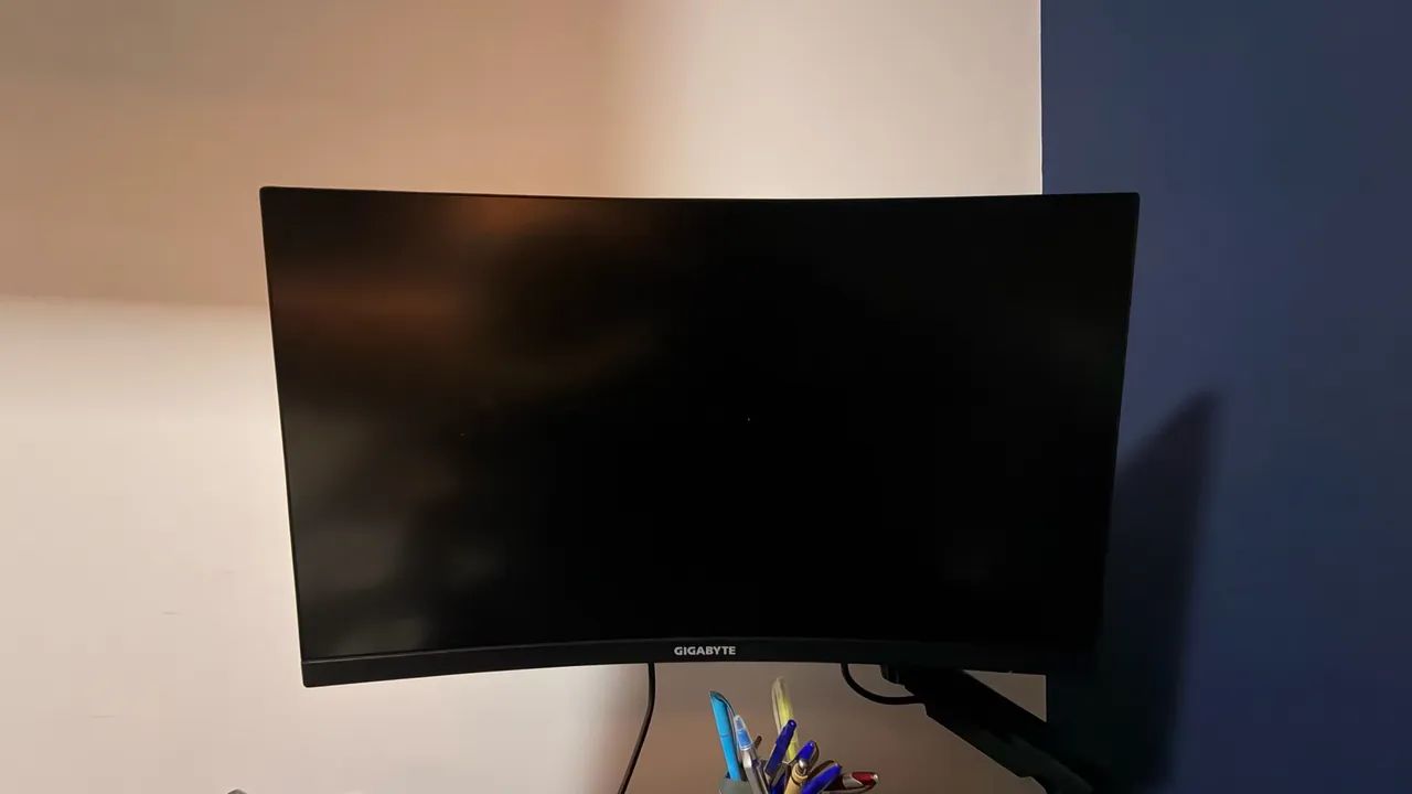 Monitor gigabyte G27FC curvo