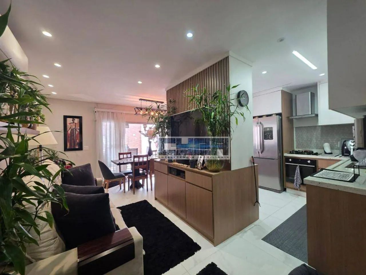Casa GEMINADA com 4 DORMITÓRIOS & PISCINA na Vila Valença