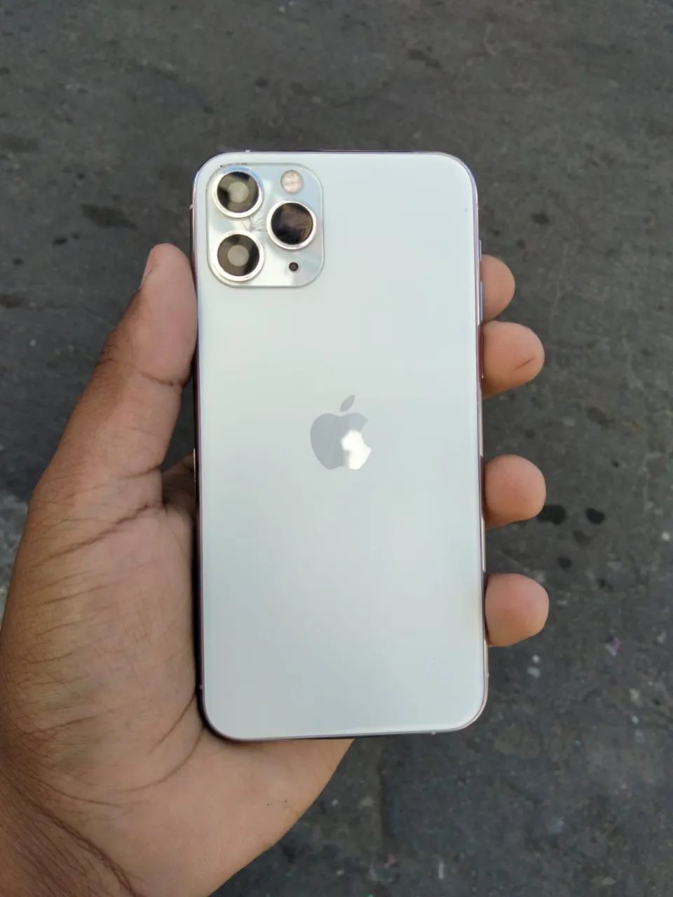 iphone 11 pro, com pequenas marca de uso