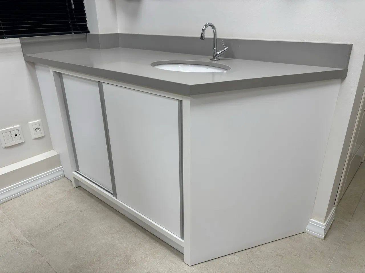 Bancada  com Cuba e Silestone - Excelente Estado - Foto 2