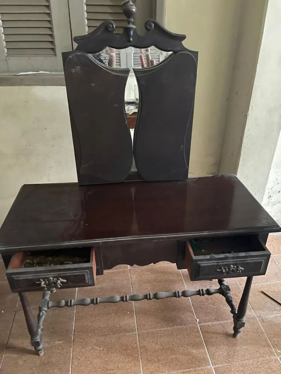 Vendo uma penteadeira antiga de madeira vendo  - Foto 4