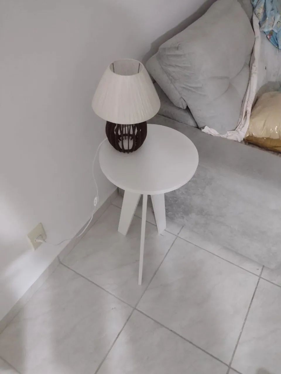 Mesa de canto + abajur 
