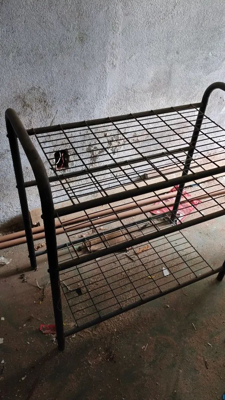 Sapateira prateleira de ferro preta aramada  - Foto 2