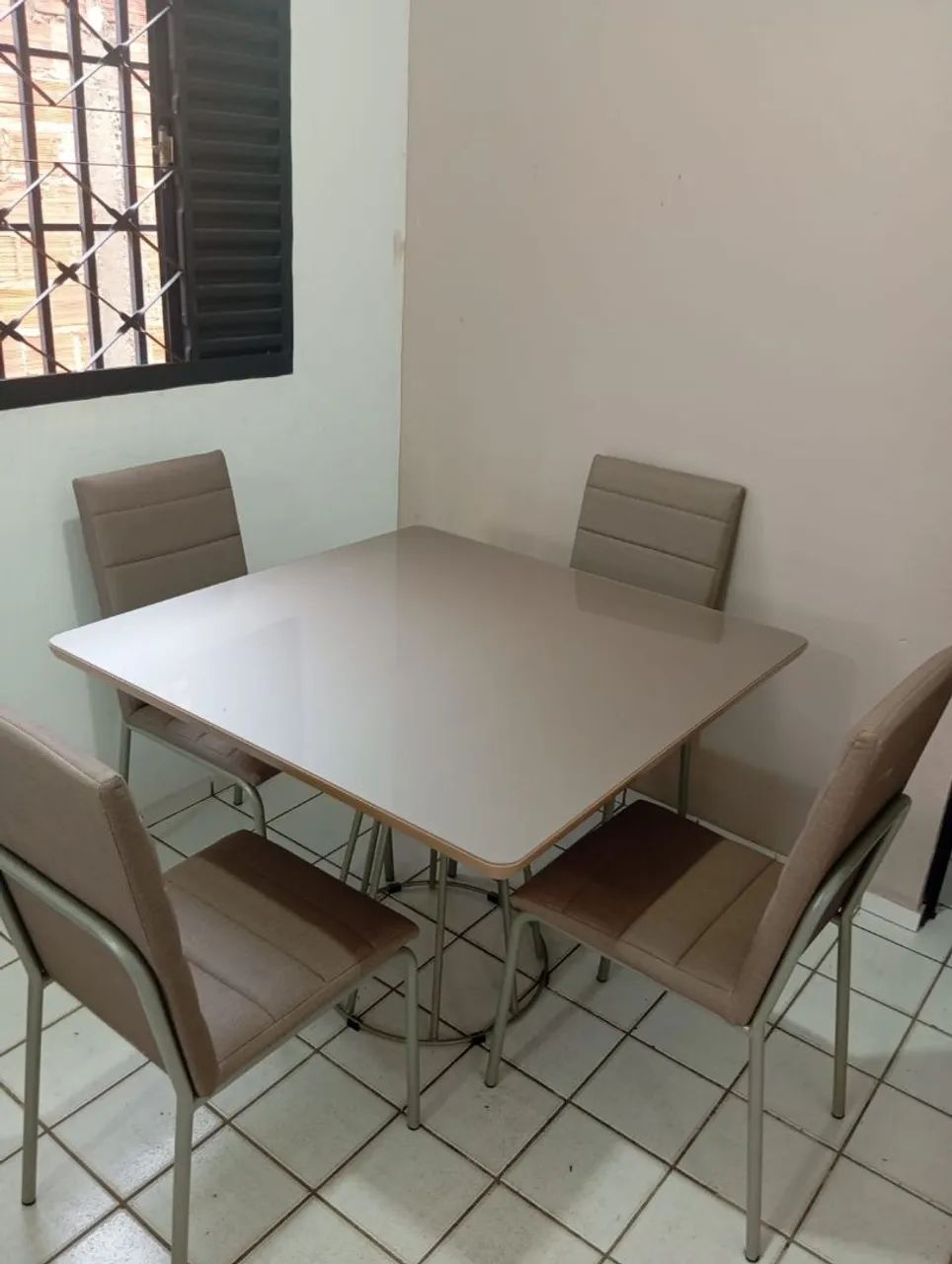 Vendo mesa de jantar com 4 cadeiras 