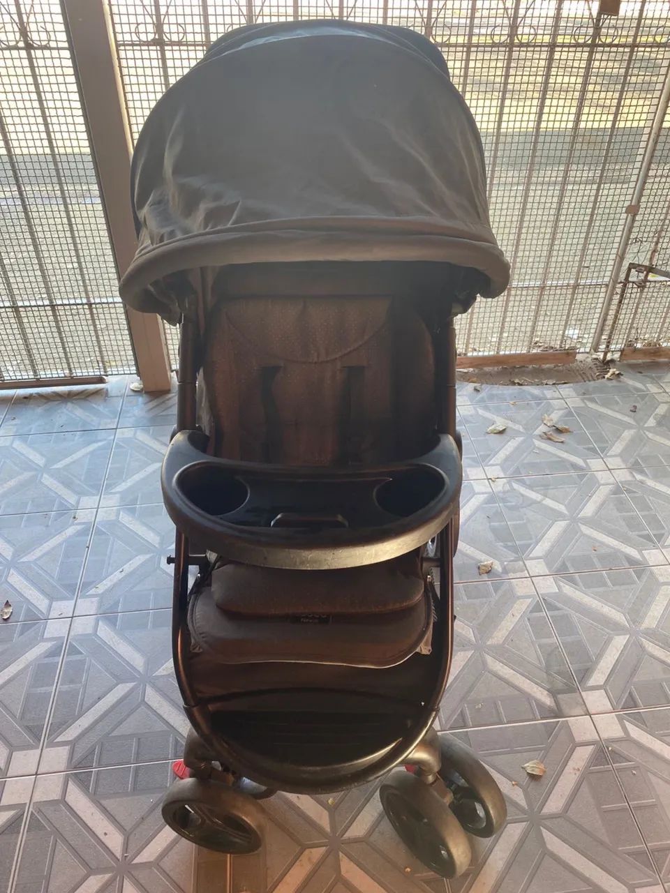 Carrinho com bebê conforto 