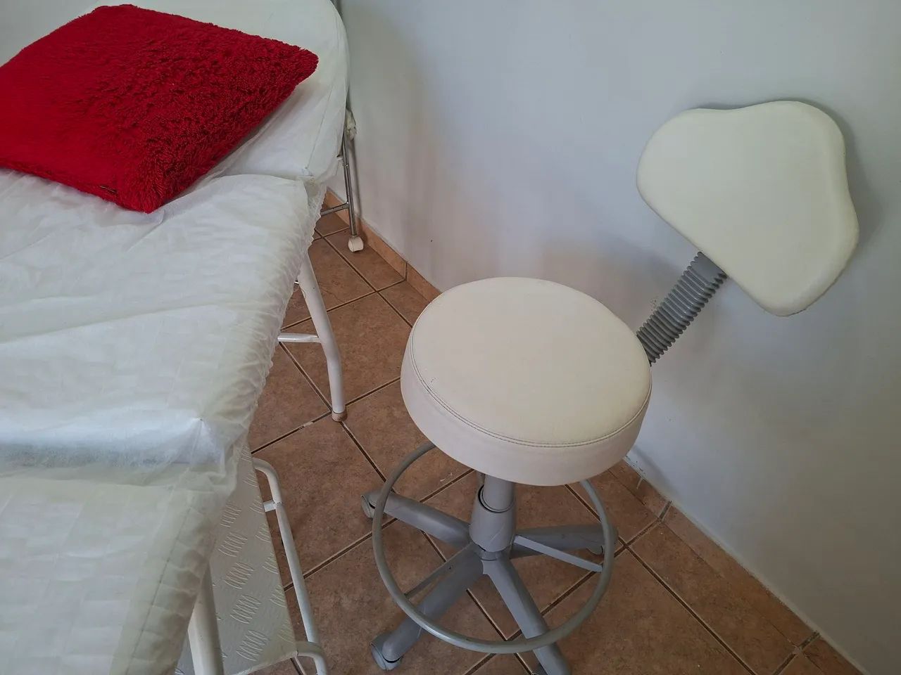 Vendo cadeira para estética. Usada em ótimo estado. - Foto 2