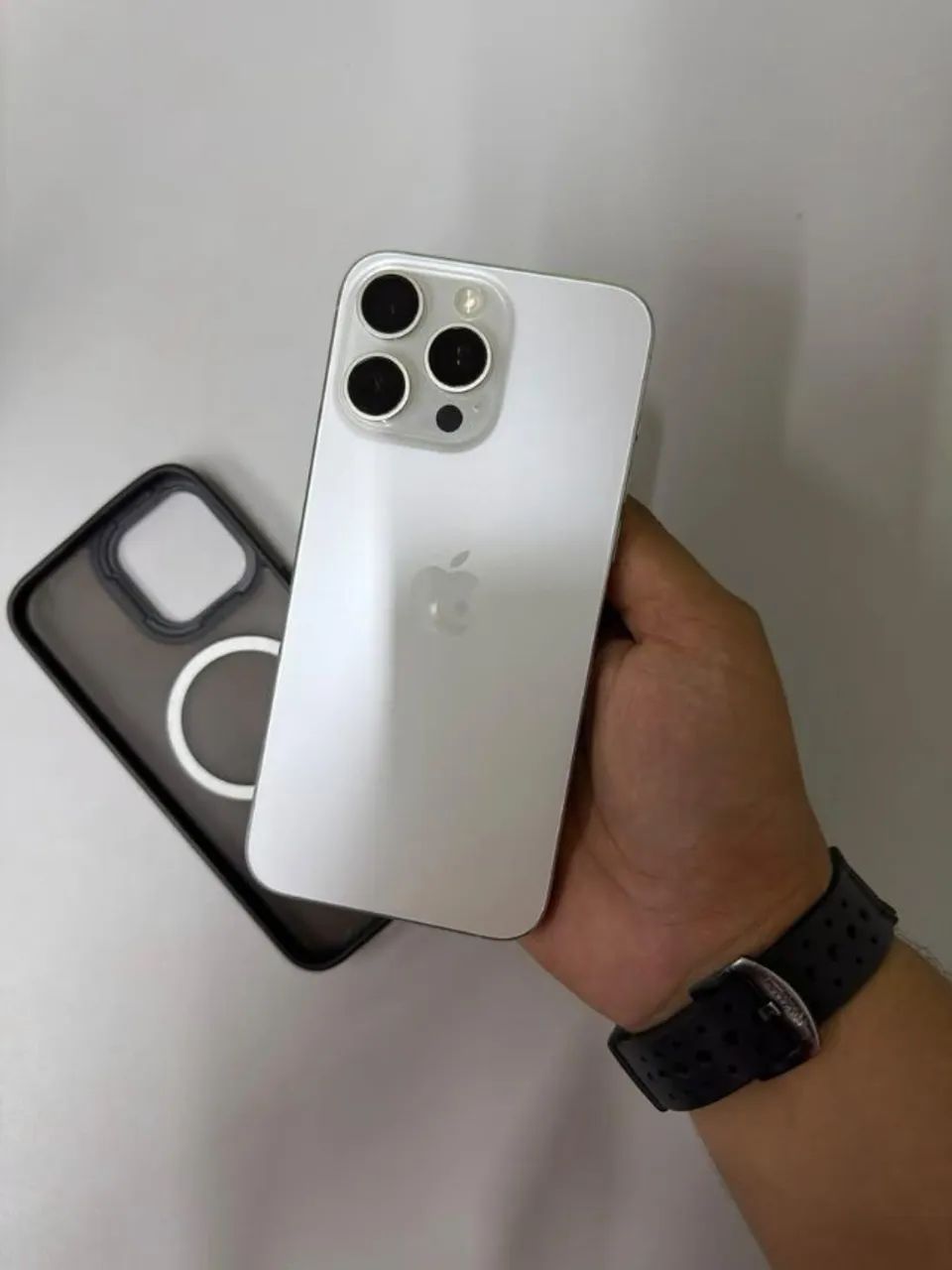 IPhone 15 Pro Max Branco 256GB. Ótimo estado, sem defeitos.