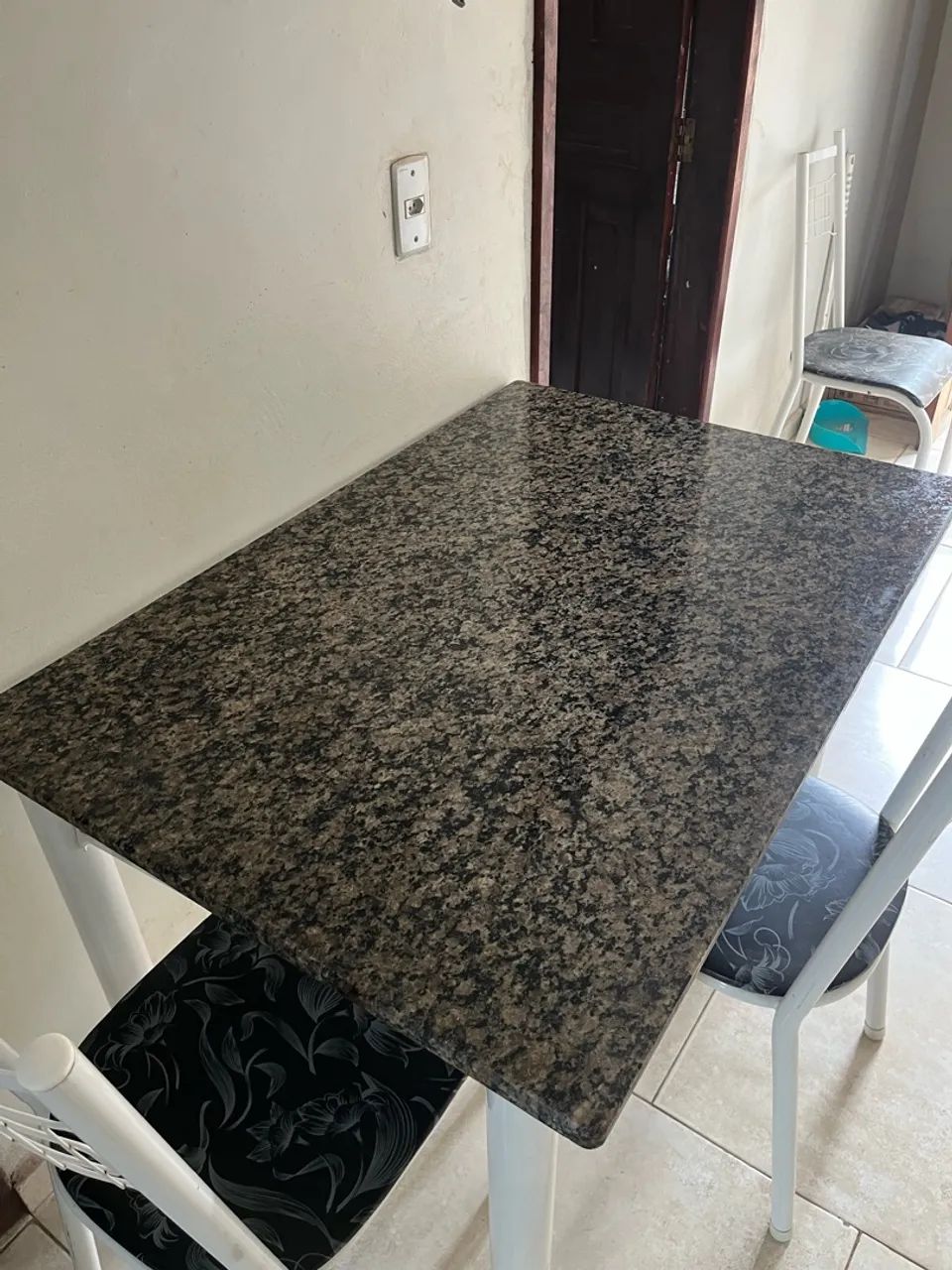 Mesa com 4 cadeiras  - Foto 2