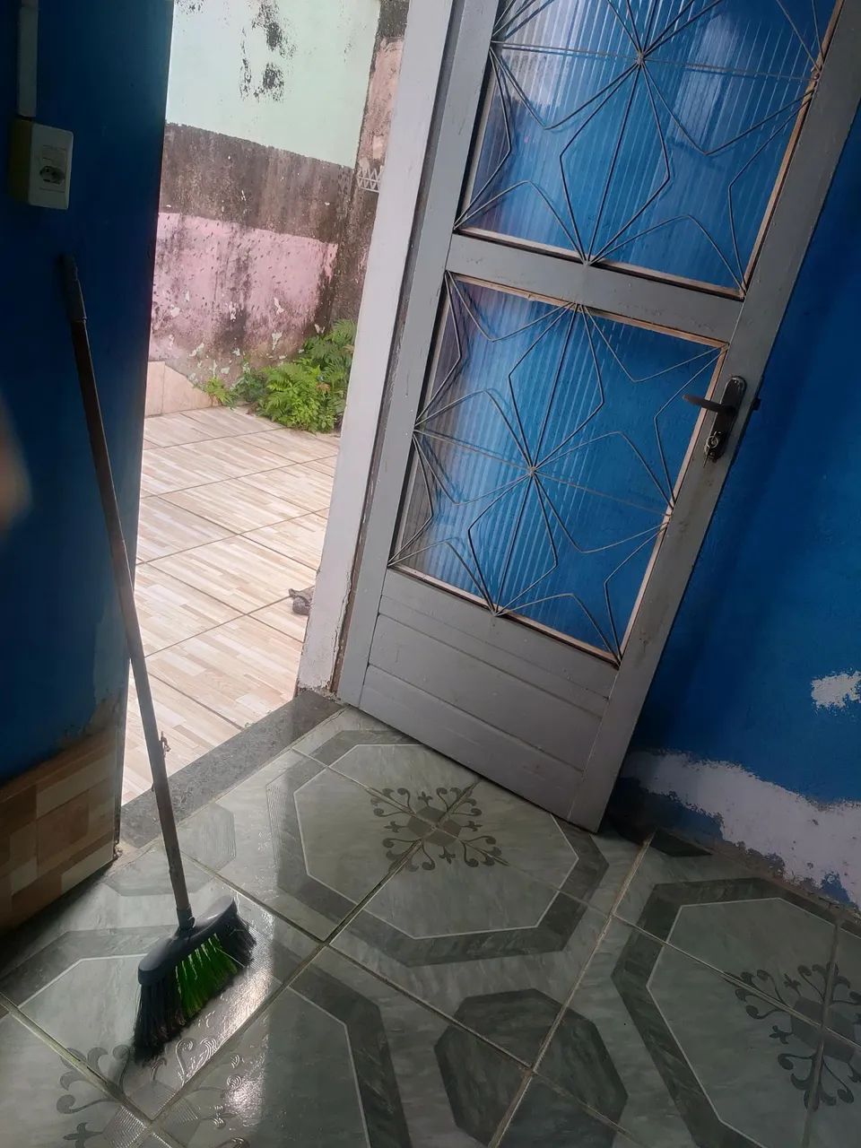 Alugo quarto com banheiro 