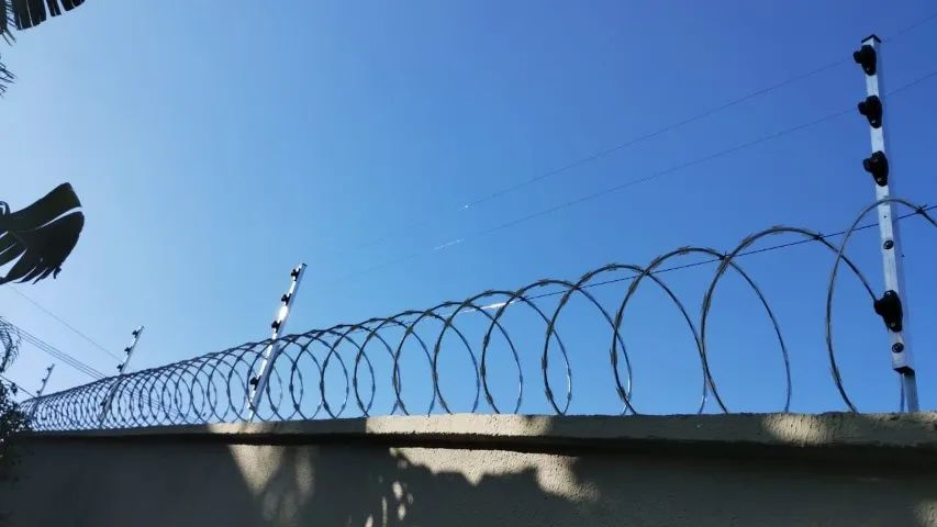 cercas concertina e cerca elétricas de segurança residencial - Foto 4