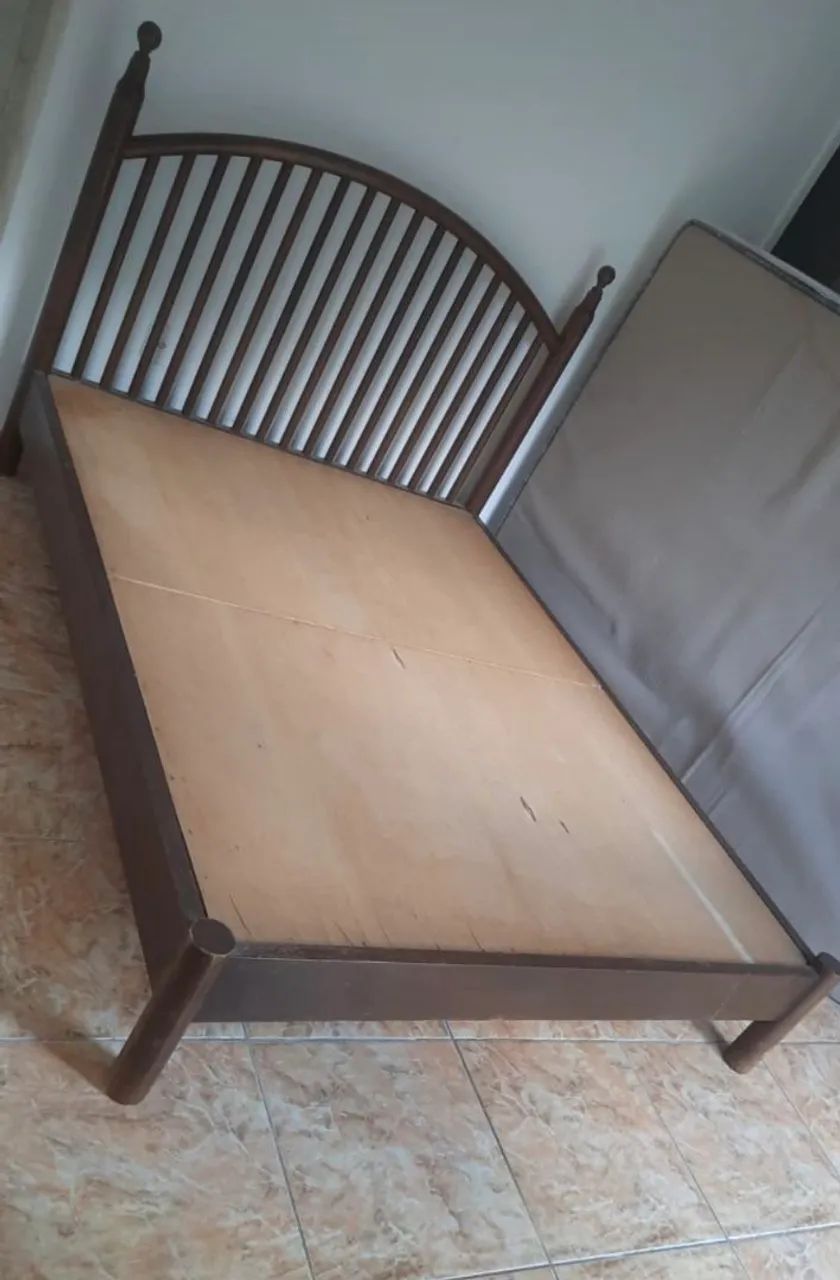 Cama de casal em madeira 
