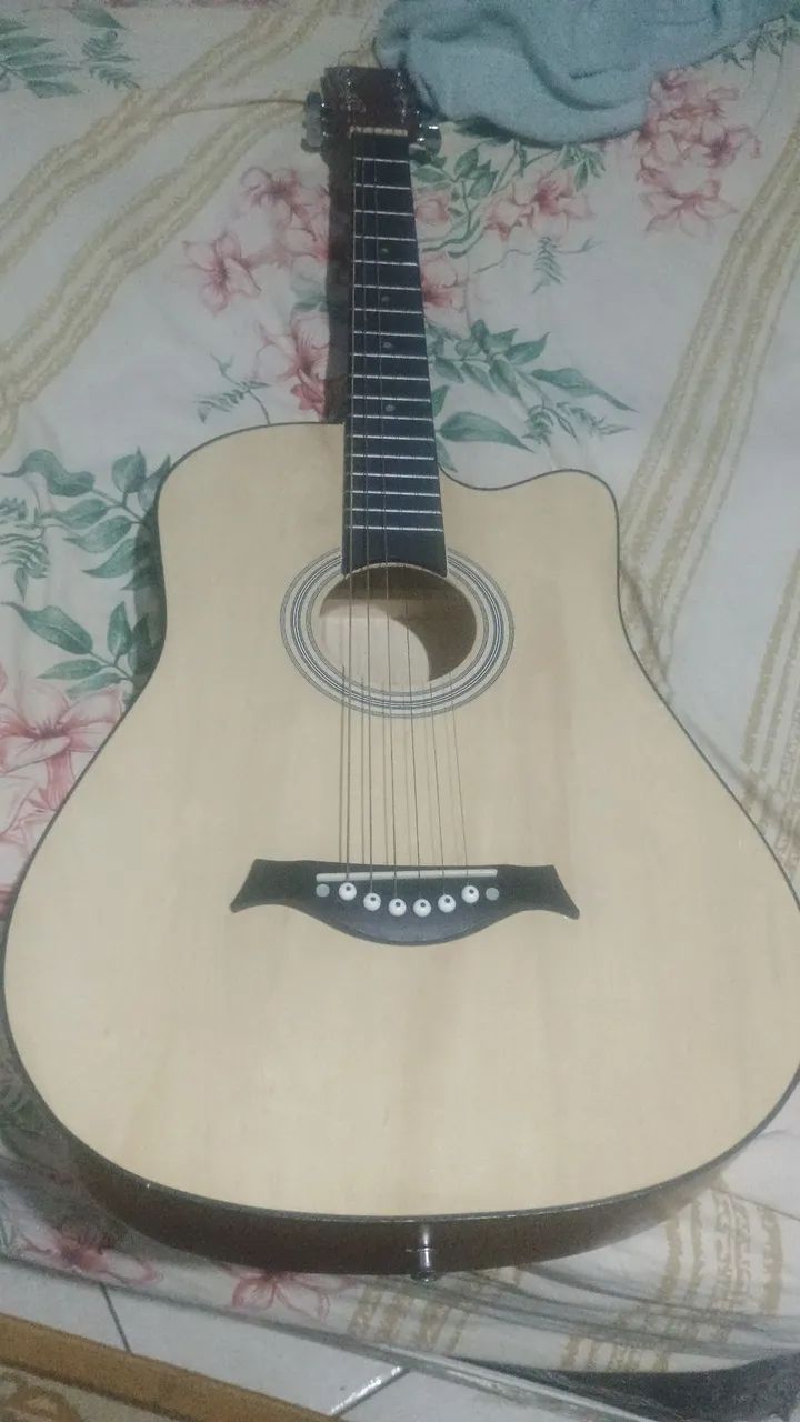 Vende-se violão acústico.