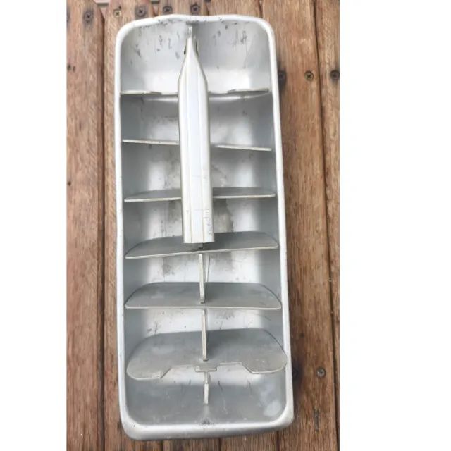 antiga forma de gelo em aluminio