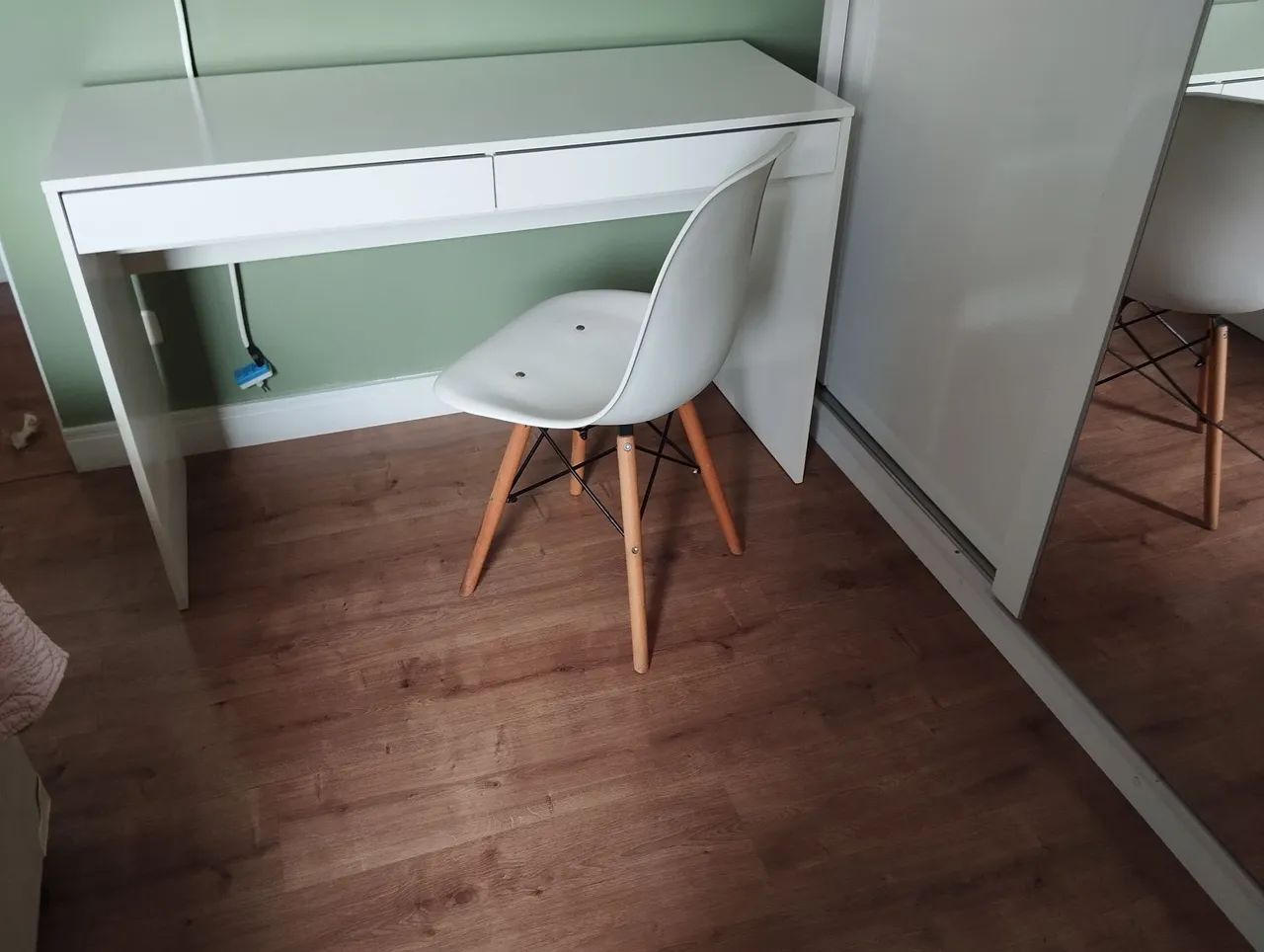 Vendo escrivaninha semi nova com cadeira 