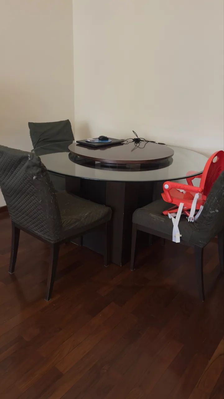 Mesa de jantar de madeira com base giratória + vidro + 4 cadeiras  - Foto 2