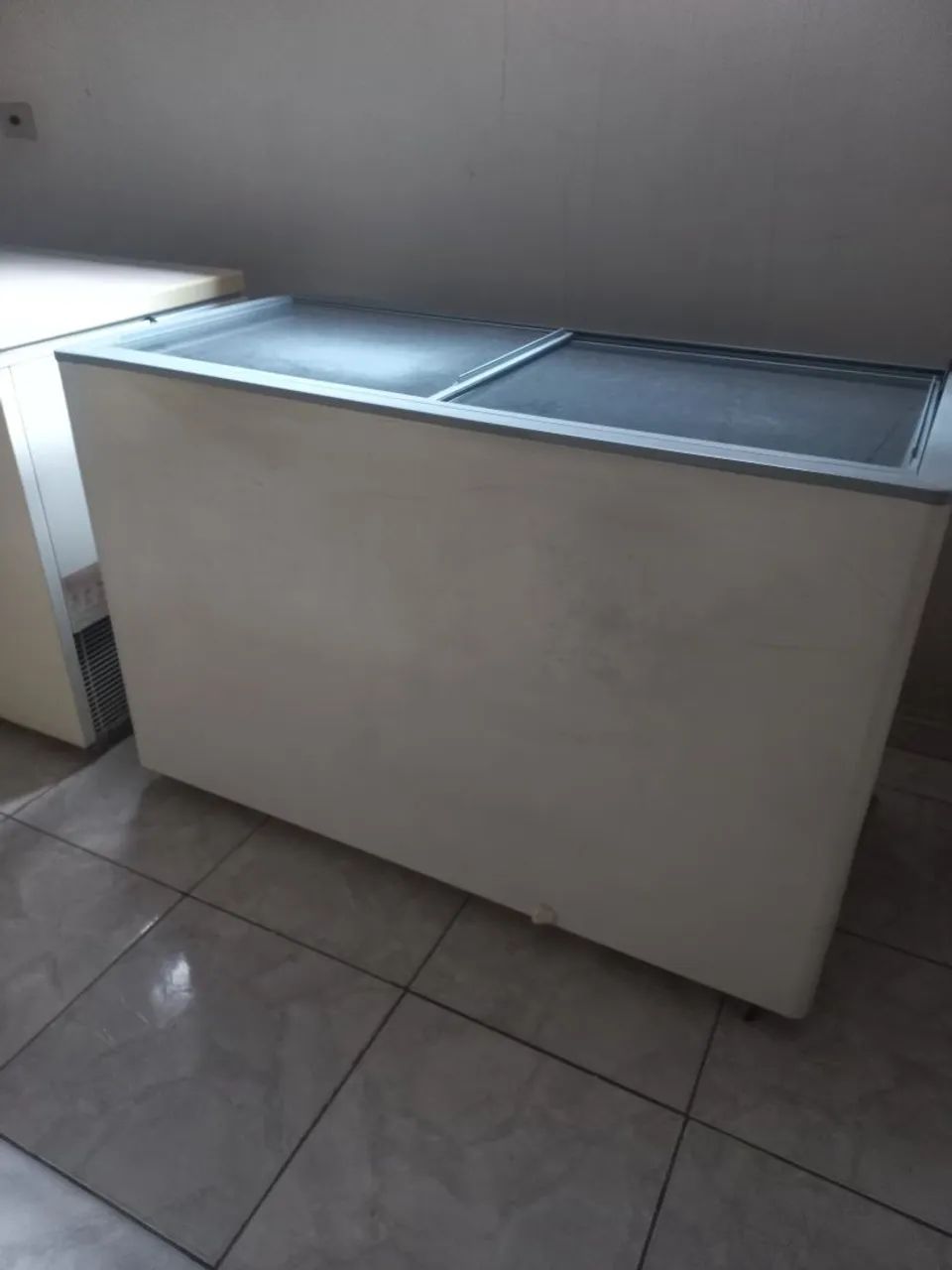 Vendeu freezer com tampa de vidro 