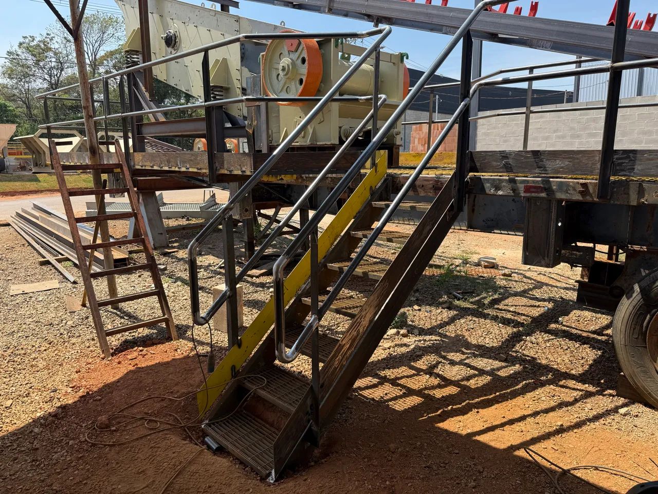 Britador / britagem móvel 62x40 faço ( VENDO OU ALUGO ) 2
