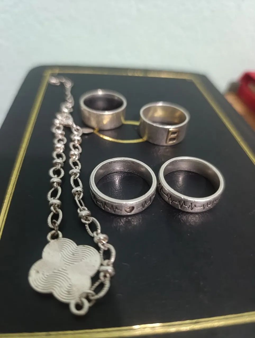 Alianças e pulseira 