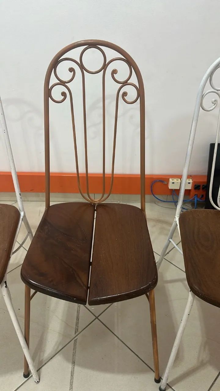 Conjunto com 4 Cadeiras Vintage em Ferro e Madeira - Estilo Retrô e Elegante - Foto 5