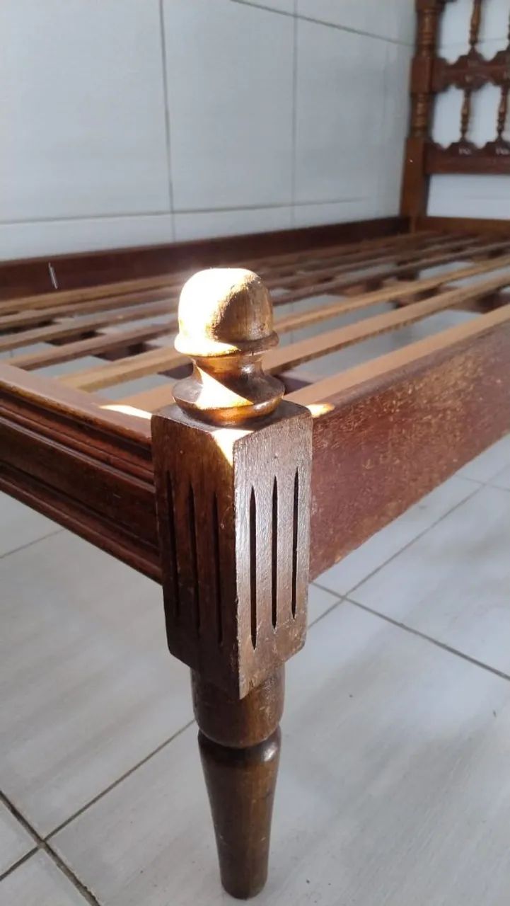 Cama solteirão em madeira maciça trabalhada - Foto 5