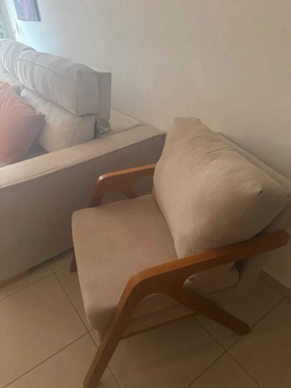 Kit 2 Poltronas Decorativa Mona Luxo Linho Bege Claro e Base Madeira Maciça Linho Bege   - Foto 6