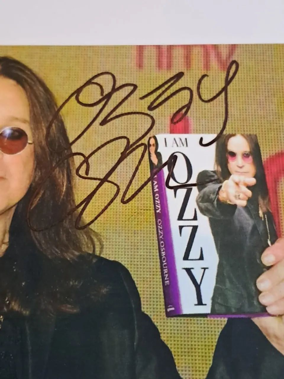 Foto autografada por Ozzy Osbourne. artigo importado. colecionável