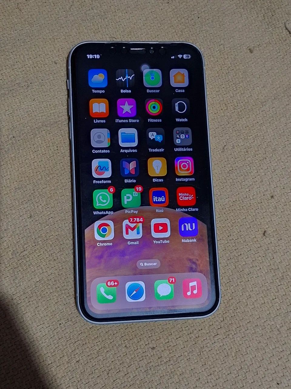 iPhone XR com carcaça do 17