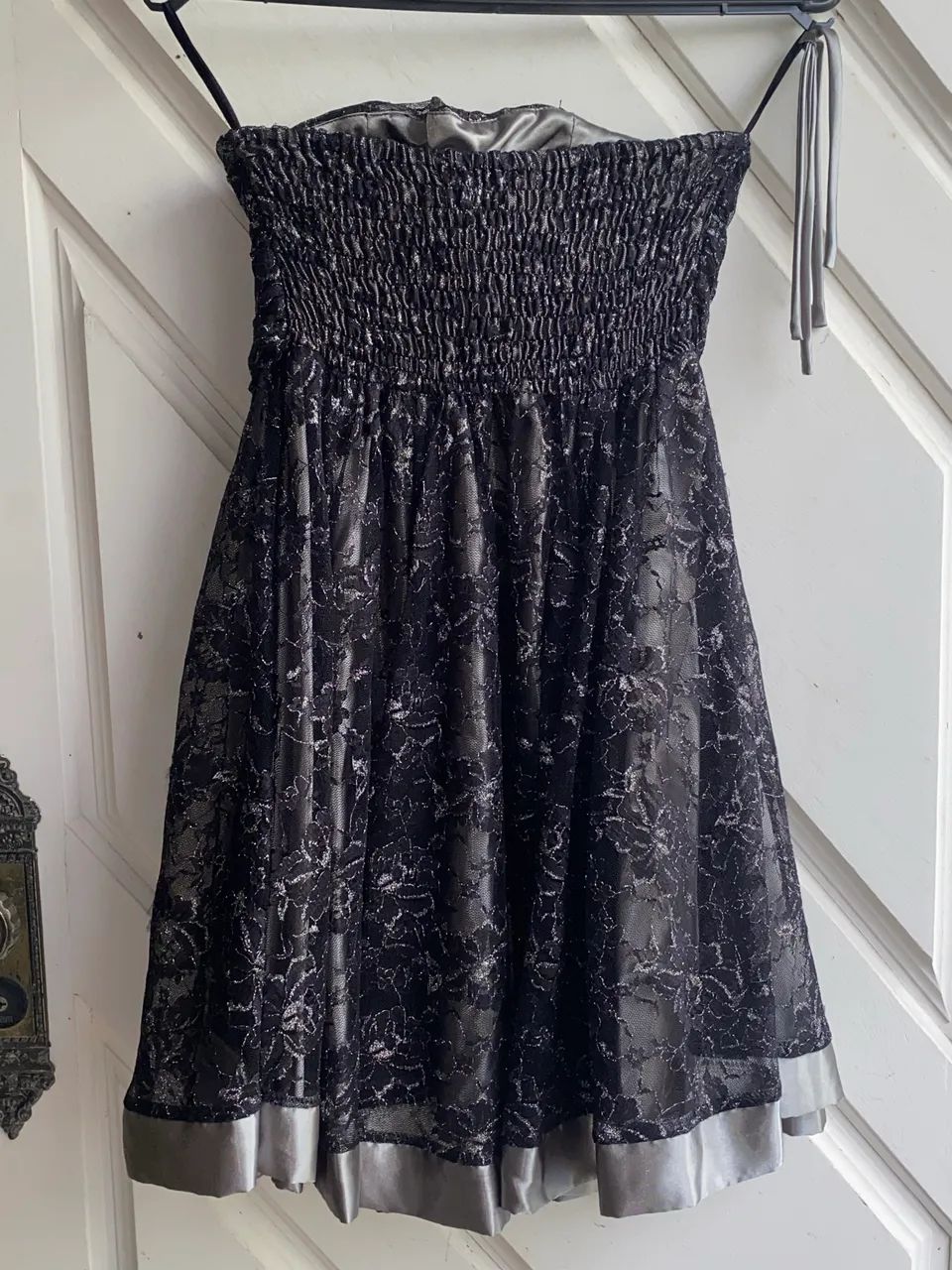 VESTIDO PRETO COM RENDA E FIOS PRATEADOS  - Foto 3