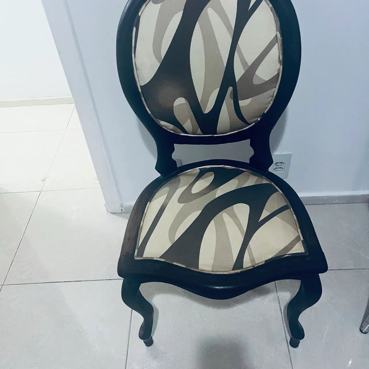 Cadeira elegante em madeira estocada em tecido