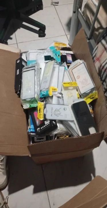 CAIXA COM MAIS DE 150 CAPAS E 200 PELÍCULAS DE CELULAR XIAOMI ANTIGO